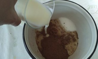 Wie macht man Schokolade zu Hause? In einer praktischen Schüssel Kakao, Milch und Kristallzucker vermischen. Lassen Sie unbedingt ein paar Löffel Milch übrig, die Sie in einem anderen Garschritt mit Mehl vermischen. Stellen Sie die Schüssel auf eine schwache Hitze, sodass alle Zutaten gleichmäßig erhitzt und vermischt werden.