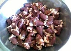 First, let's prepare the chicken hearts for further cooking. We rinse them well under running water and place them in a deep bowl.