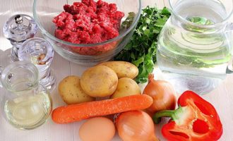 First, prepare all the ingredients you need to make meatball soup. Take fresh products and especially pay attention to the fact that the minced meat is fresh. It would be better to cook it yourself.