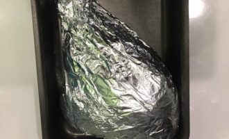 Cut a large piece of foil and fold it in half. Place the drumstick in the center and wrap it tightly so that the steam does not escape. Preheat the electric oven to 200 degrees. Place the dish in foil on a baking sheet and bake for 50 minutes.