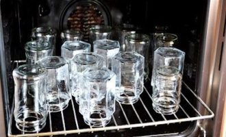 Hvordan tilbereder man simpel hindbærgelé til vinteren? Vask glas og låg med bagepulver og skyl. Kog lågene og steriliser glassene i ovnen.