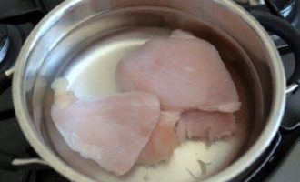 We wash the fillet and place it in a pan with water. Place on fire for 25-30 minutes. until ready. Remove the chicken and let it dry. Remove the skin from the fillet and cut into thin strips or squares.