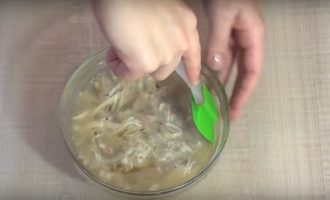 Bago ihain, maaari mong ibabad ang mga form na may jellied meat sa maligamgam na tubig sa loob ng ilang minuto; ngayon ay madali na silang maalis sa lalagyan sa pamamagitan ng pag-angat ng kaunti gamit ang spatula.