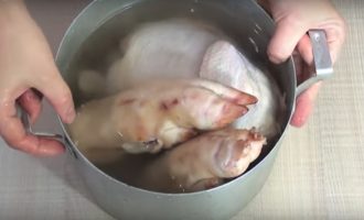 Ano ang unang bagay na nakakakuha ng iyong mata kapag tumingin ka sa jellied meat? Tama, malambot at transparent na halaya na parang luha. Upang makamit ang kalinisan at transparency na ito, kailangan mo munang banlawan nang lubusan ang mga paa ng manok at baboy. Pagkatapos ay ilagay ang hinugasan na karne sa isang kasirola at punuin ng malamig na tubig upang ganap na masakop ng tubig ang karne. Ito ay magiging napakabuti kung ang karne ay nakaupo sa tubig sa buong gabi (o hindi bababa sa 8 oras).