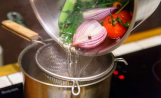 Then we pass the broth through a sieve, put the carrots aside, we will need them later. Add vodka to the strained broth and cook for another 2-4 minutes. Soak the gelatin in a small amount of water, remove the broth from the heat and mix it with the gelatin.