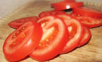 Rinse the tomatoes in running water and cut them into slices, cutting the tomatoes crosswise so that the juice does not leak out of them. Adjust the thickness of the circles at your discretion; they should not be too thin, but not too thick.