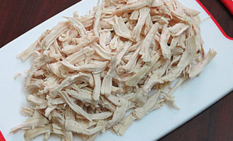 Cook the chicken fillet together with garlic and spices separately, cool and cut into thin slices. We cut the boiled carrots into slices; we will use them to decorate the dish.