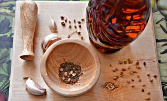 Mix all the spices, pour into a mortar and grind with a pestle. If you don’t have a mortar, grind it in a commercial grinder for grinding peppercorns, or in a coffee grinder. 