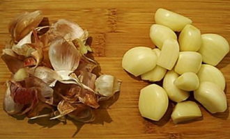 Now you need to peel the garlic, first disassembling it into cloves. Rinse the peeled garlic in cold water.