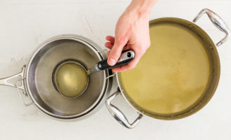 Take a sieve, put it in a bowl and strain the broth. In a separate bowl, mix the whites with a whisk with part of the broth, and then pour them into the pan with the broth, stir well and keep on low heat for 15 minutes, until the whites curdle. Let's strain the broth again, now it will become much clearer. Set the dish aside to cool.