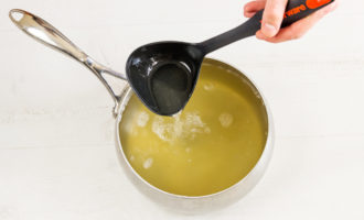 Pour gelatin into a separate bowl and dissolve in 4 tbsp. l. broth. Let it swell for 20 minutes, after which we combine it with the rest of the broth and warm it up a little, without bringing it to a boil, but until it is completely dissolved.