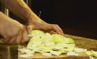 Semasa bawang sedang mendidih dengan api perlahan, mari kita mulakan dengan zucchini. Basuh, dan kemudian potong menjadi kiub dan masukkan ke dalam kuali. Kami akan melakukan perkara yang sama dengan kentang. Campurkan. Anda boleh tuang setengah gelas air.