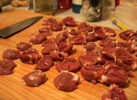 Next, cut off the remaining blood vessels and fatty tissue on a cutting board. We calmly throw away all the trimmings and put the hearts in a bowl.