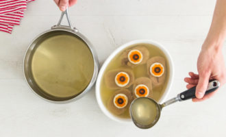 Take a bowl with a side, pour the jelly onto the bottom and put it in the refrigerator for 5 minutes. Cut olives, carrots and eggs into rings. Cut out cloves on the edges of the carrot circles. Take the mold out of the refrigerator and put in the pieces of tongue. On top of each is a circle of egg, a figure of carrot on it and an olive in the center. Pour jelly on top and refrigerate for further hardening for 2 hours or overnight.