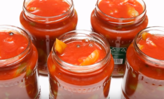 Using a small ladle, pour the pepper in the jars, periodically carefully tamping it down so that there is no air left in the jar; this can be done with a fork, moving the pepper in different directions, helping the sauce to distribute in the jar.