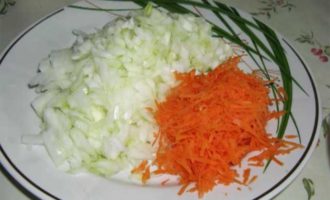 While the potatoes are cooking, peel the onions and carrots, rinse them, cut the onions into small cubes, and grate the carrots on a fine grater.