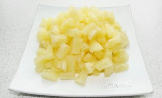 Drain the juice from canned pineapples. Cut the pineapple slices into small cubes.