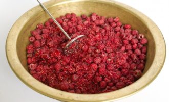 To make raspberry jam for the winter, we sort and wash the berries. Leave the raspberries in a colander to drain. Next, you should transfer it to a bowl and chop the raspberries in any convenient way - in a meat grinder, blender or masher.