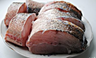 We clean the pike perch carcass from scales and bones, cut it into small pieces and cook with spices for 20-25 minutes. Then drain the water and cool the fillet.