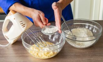 Then begin sifting the flour mixture using a sieve into the bowl containing the dough base. Mix the mixture thoroughly, but not for very long, using a special hook attachment on the mixer. 