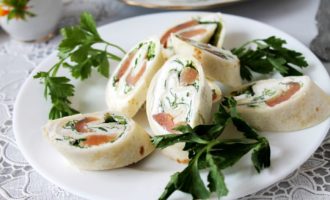 Cut the chilled roll into pieces 2-3 centimeters thick and place on a flat plate; use lemon slices and parsley sprigs for decoration.