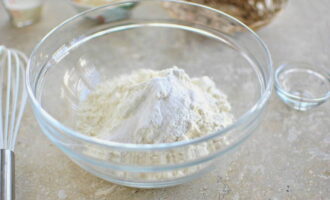 Combine the sifted flour with baking powder and salt, mix. 