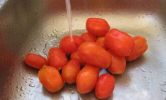 Also wash the tomatoes thoroughly, cut them in half and remove the place where the stalk was. 