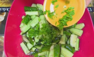 Finely chop the parsley and mix with the cucumbers. Follow with the squeezed garlic into a bowl.