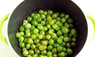 Vierta las grosellas en una cacerola con superficie de acero inoxidable, esmalte, cerámica o vidrio. Vierta medio vaso de agua caliente en él. Luego cierre el recipiente con una tapa y espere un rato a que las grosellas se cocinen al vapor.