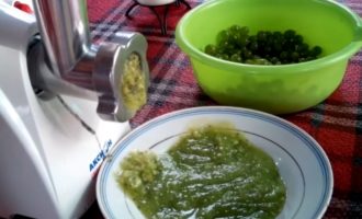 Ahora pase las grosellas preparadas y corte el limón en una picadora de carne. Como resultado, obtendrás una masa de frutas y bayas muy aromática. Coloca el puré de frutas en una cacerola y espolvorea generosamente el contenido con azúcar. La cantidad de azúcar se puede ajustar a tu discreción, sólo recuerda que no debe ser inferior a 1:1 (preferiblemente 1:1,5). Coloca la sartén a fuego medio y, revolviendo constantemente, lleva a ebullición la mermelada. Cuando la mermelada hierva, reduce el fuego al mínimo y deja que el contenido de la cacerola hierva a fuego lento durante 10-15 minutos. Apague el fuego y deje enfriar la mermelada durante 1-1,5 horas. Luego repita todas las manipulaciones: llevar a ebullición, hervir durante 15 minutos, apagar la estufa.