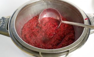 If we want to remove the seeds and achieve homogeneity of the jam, we rub the raspberries into another pan through a sieve or using gauze. How to do this is written in detail in the recipe for seedless jam. Or we leave the jam as is. After rubbing, you will get raspberry juice with pulp of about 1 liter.