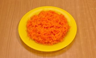 Peel the boiled carrots and grate using a very fine grater.