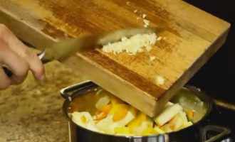 Cut out the stalk with seeds from the bell pepper and wash it. We also cut into cubes. We send it to the vegetables. Then pour in the chopped garlic with a knife.