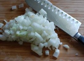 Peel the onion and rinse with running water. Take one onion and chop it very finely into small cubes.