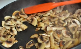 Rinse and dry the champignons.Cut into small pieces or thin slices and fry until fully cooked in a frying pan with the addition of odorless vegetable oil. Cool.