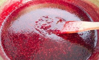 To check the readiness of the jam, drop jam onto a dry plate - the drop should not spread. Stir citric acid in a small amount of water, add to raspberries, bring to a boil and turn off the heat. This process will help stabilize the gelling effect so that the jam does not become sugary and will maintain the pleasant color of the final product.