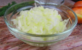 Peel the onions, rinse with water and cut into thin half rings. Place the chopped onion in a deep plate and pour boiling water over it for 5-10 minutes. This is done in order to remove the burning bitterness and not upset the taste balance in the salad. Drain the water.