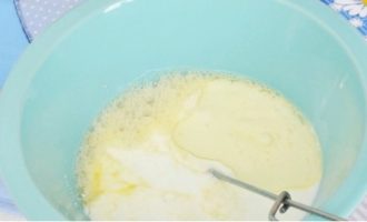 Heat kefir in the microwave, add soda to it and stir. Then pour the kefir into a bowl with the egg and pour in the vegetable oil.