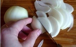 Peel the onion, rinse and cut into thin half rings, wash and dry the greens.