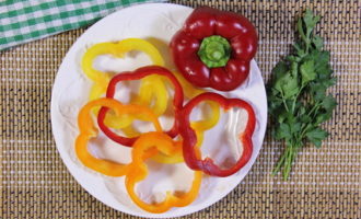 Cut the bell pepper into thin rings. Try to keep their thickness no more than 5-7 millimeters.