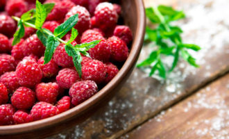 Para preparar geléia de framboesa de cinco minutos para o inverno, vamos preparar as frutas vermelhas.Procuramos detritos; se houver insetos no fruto, é melhor mergulhá-lo em solução salina (1 colher de sopa de sal para 1 litro de água) por 10 minutos, só então lave bem o fruto várias vezes, e se a baga estiver boa, limpa e caseira, não é preciso lavá-la. Em qualquer caso, o fruto deve ser manuseado com cuidado para não danificá-lo.