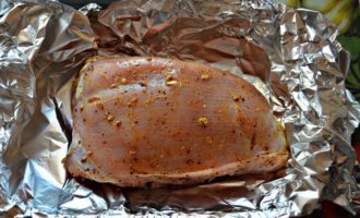 Next, the grated turkey fillet should be loosely wrapped in foil and placed on a baking sheet or in a mold. Bake in a preheated oven at 250 degrees for 20 minutes, then turn off the oven and, without opening the door, leave the meat in foil in the oven for 2 hours until it has cooled completely.