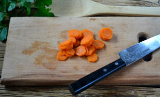 Then you need to cut the carrots. You can cut it into circles, or cut out various figures from carrots - flowers or stars.