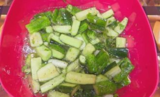 Iwanan ang napapanahong mga pipino upang i-marinate sa loob ng 4-5 na oras. Sa pangkalahatan, nasa yugtong ito ang isang salad na angkop para sa pagkonsumo ay nakuha, ngunit upang ihanda ito para sa taglamig kailangan nito ng paggamot sa init.