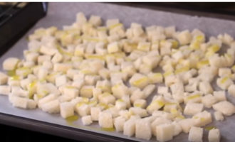 Heat the oven to 170 degrees. Line a baking sheet with parchment or a baking mat, arrange white bread cubes in 1 layer, pour with garlic butter.