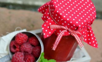 Após ferver, cozinhe por 5 minutos. Removemos constantemente a delicada espuma rosa. Assim que a geléia parar de borbulhar, coloque-a em potes preparados, esterilizados e secos. Viramos os potes sobre as tampas e os deixamos debaixo de um cobertor, isso é importante para que o resfriamento dure o máximo possível e a geléia fique ainda mais rica. Depois você pode levar a geléia para a despensa para guardar ou colocar na geladeira.