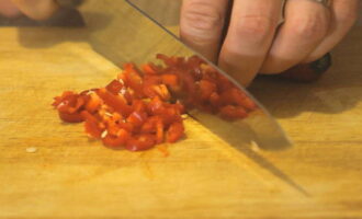 Hot peppers also need to be washed and removed from seeds. Finely chop.