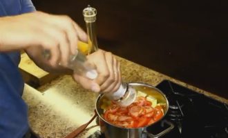 Cut the washed tomatoes into half rings and pour into the vegetable mixture. Add salt and pepper to taste. Mix everything thoroughly.