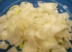 Cut the second onion into large pieces, approximately the size of the hearts themselves, and place them in a separate plate.