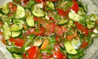 Take a large bowl and place the tomato slices, pepper and cucumber rings, as well as chopped herbs into it. Season the vegetables, add a little pepper, add sugar to taste, add vinegar and vegetable oil. 